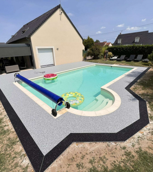 installation-d-un-tapis-de-pierre-pour-plage-de-piscine