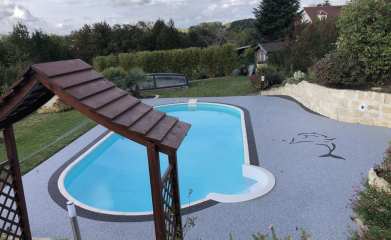Rénovation plage piscine et terrasse en moquette de pierre image 